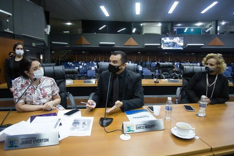 A reunião desta quarta-feira, 19, foi comandada pela presidente da Comissão, deputada Yonny Pedroso, acompanhada das deputadas Betânia Almeida e do deputado Evangelista Siqueira (Foto: Jader Souza)