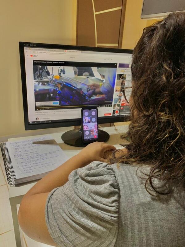 A professora desenvolve o projeto visando envolver os alunos nas aulas virtuais (Foto: Arquivo pessoal)