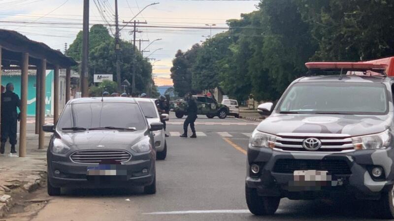A situação chamou a atenção das redes sociais e grupos no whatsapp que divulgaram a falsa notícia de que os policiais estariam lidando com um sequestro verdadeiro (Foto: Diane Sampaio/FolhaBV)