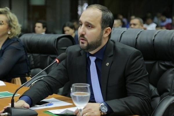 Renato Silva vinha recebendo denúncias desde o último final de semana, que a Roraima Energia vinha suspendendo o fornecimento de energia elétrica nas residências situadas nas vicinais (Foto: Divulgação)