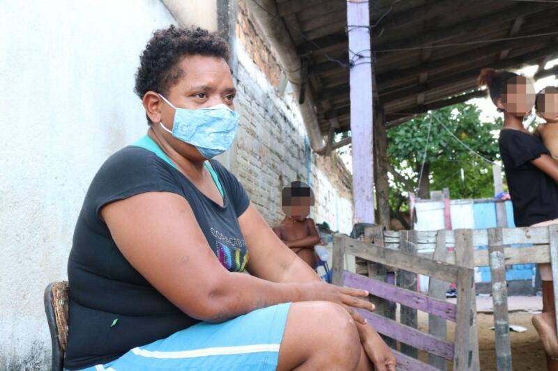 Mariana mora com duas irmãs e uma amiga, além das crianças, na casa da falecida mãe. (Foto: Diane Sampaio/FolhaBV).