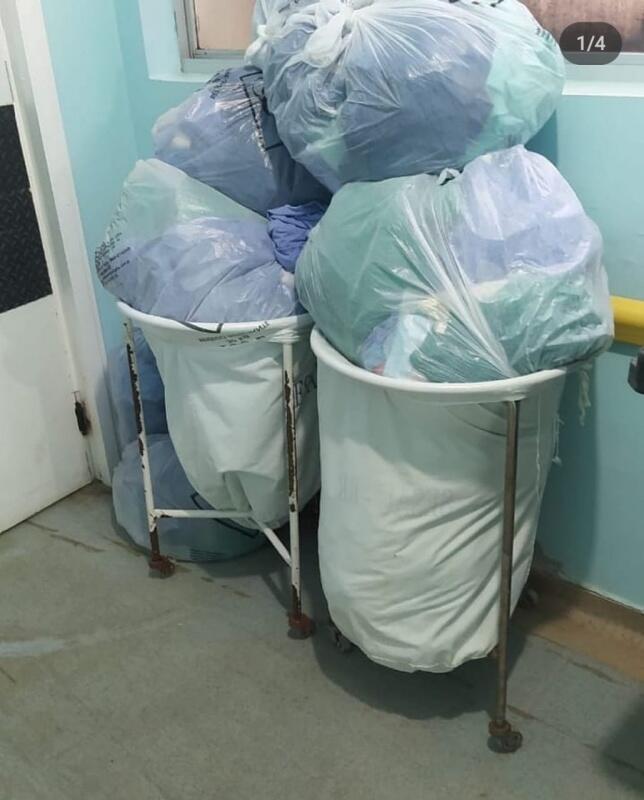 Imagens que circulam nas redes sociais nesta terça-feira, 01, mostram vários lençóis em sacolas plásticas (Foto: Reprodução)