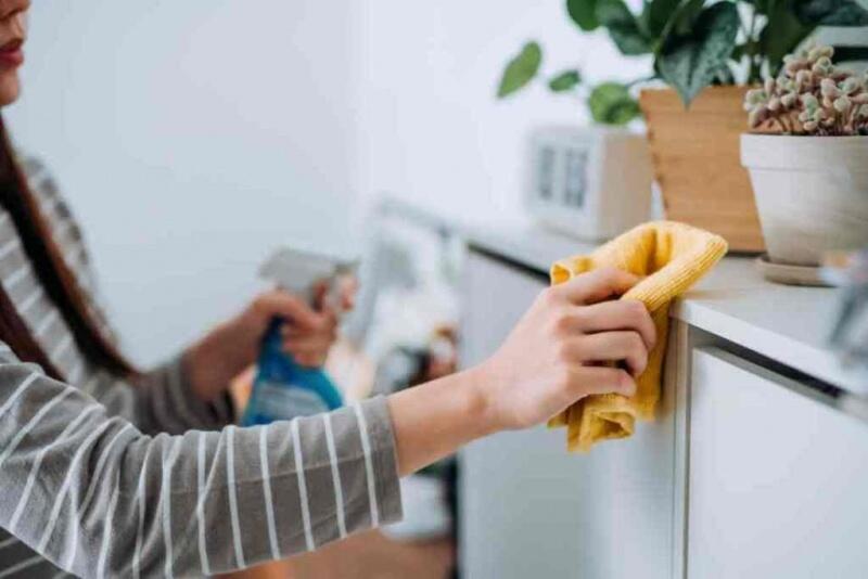 O primeiro cuidado para evitar as crises frequentes de alergia respiratória é fazer a higiene dentro de casa da forma certa (Foto: Divulgação)