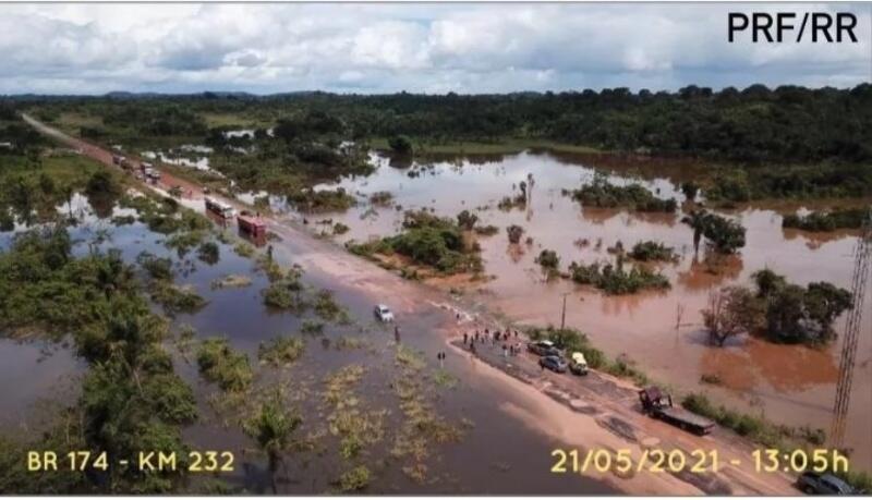 Trecho da BR-174, no Km 232, ficou parcialmente interditada por conta do nível do rio Anauá que subiu em razão das chuvas intensas (Foto: PRF)