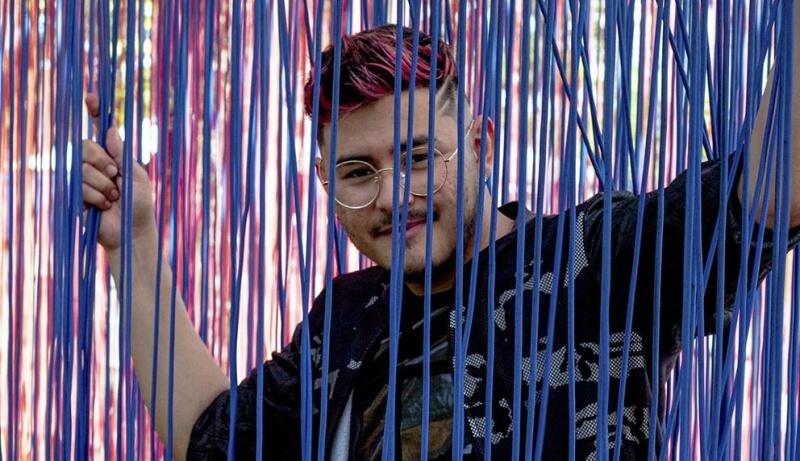 Dynho Lerfayeth, de 27 anos, atua como cantor, compositor, coreógrafo e produtor (Foto: Rafael Diniz)