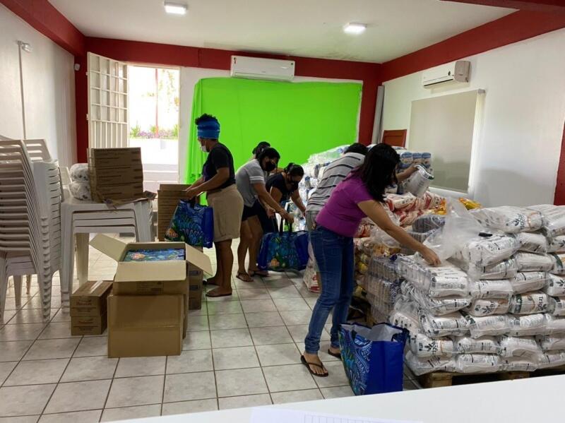 Equipe realiza montagem das cestas básicas (Foto: Divulgação)
