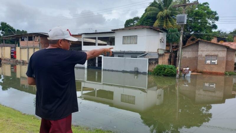 Além da enchente, os moradores enfrentam o mau cheiro intenso (Foto: FolhaBV)