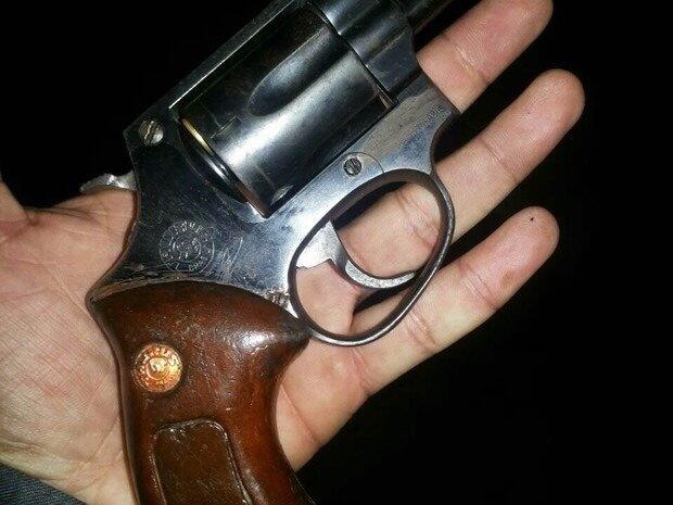 A Polícia Rodoviária Federal (PRF) apreendeu uma arma e duas munições durante fiscalização na BR-401 (Foto: DIvulgação)