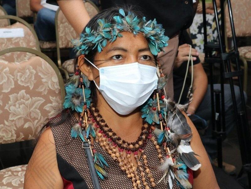 A indígena Iolanda Pereira da Silva, de 45 anos, da etnia macuxi foi a primeira pessoa a ser vacinada em Roraima (Foto: Nilzete Franco/FolhaBV) A indígena Iolanda Pereira da Silva, de 45 anos, da etnia macuxi foi a primeira pessoa a ser vacinada em Roraima (Foto: Nilzete Franco/FolhaBV)