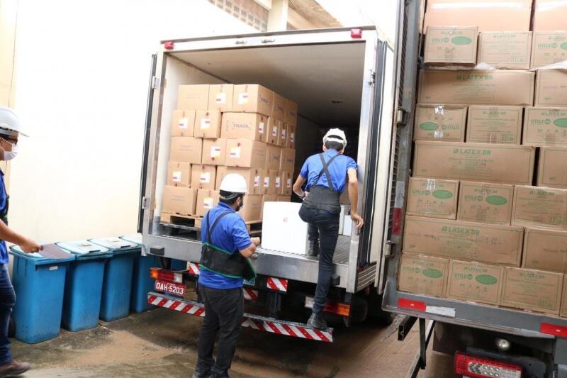 Os três caminhões com os remédios e insumos foram descarregados na sede da Segaf (Foto: Diane Sampaio/ FolhaBV)
