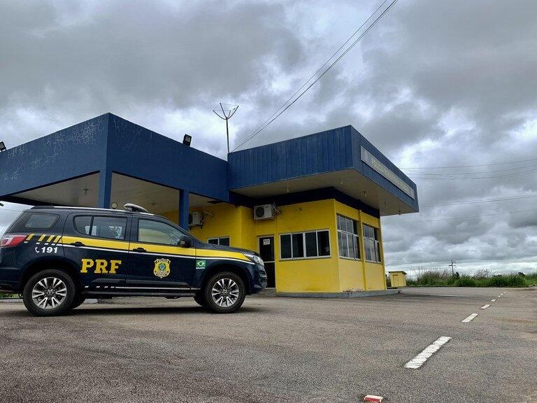 O indivíduo foi encaminhado para a Delegacia da Polícia Civil em Boa Vista. (Foto: Ascom PRF)