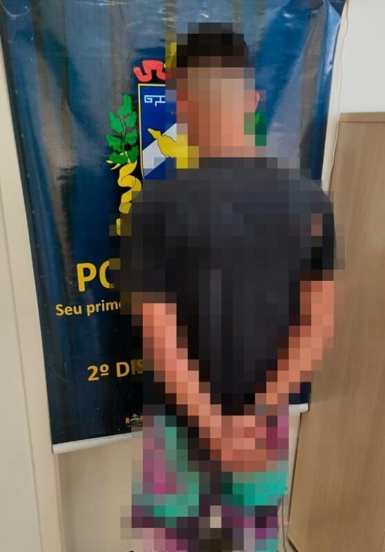 O suspeito foi conduzido até o 2º Distrito Policial com o material apreendido (Foto: Divulgação)
