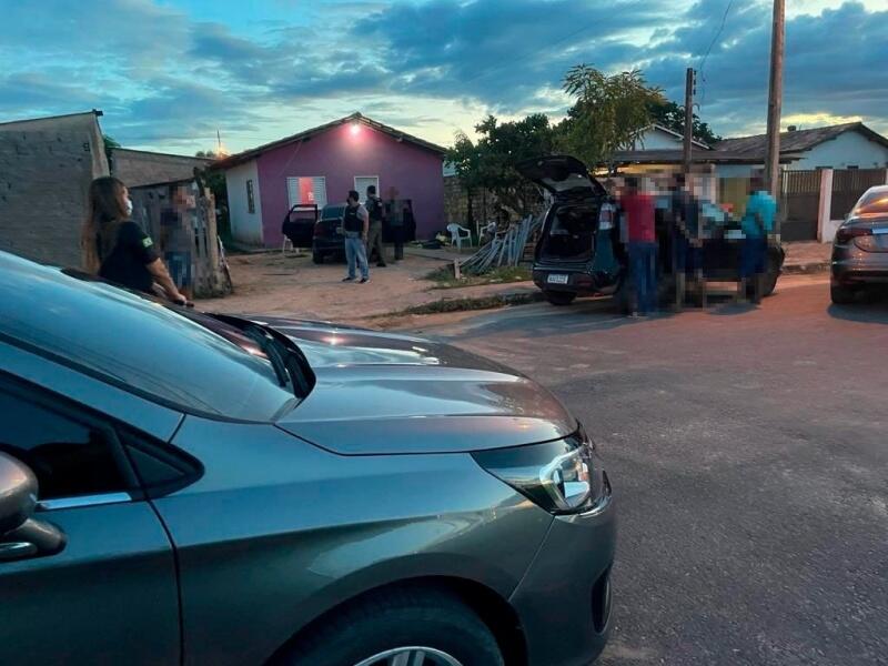 Durante as diligências para localizar os suspeitos, os policiais se depararam com quatro homens, na Rua Cajazeiras, conjunto Manaíra (Foto: Divulgação)
