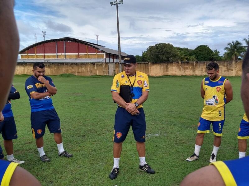 Técnico Leo Goiano assumiu o Gas em junho (Foto: Reprodução/Edgar Maya/Gas)