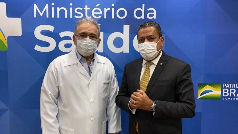 Ministro da Saúde, Marcelo Queiroga, e o deputado federal Hiran Gonçalves, durante reunião (Foto: Ascom parlamentar)