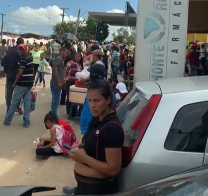 Principal rua de Pacaraima está lotada há vários dias. (Foto:Reprodução)