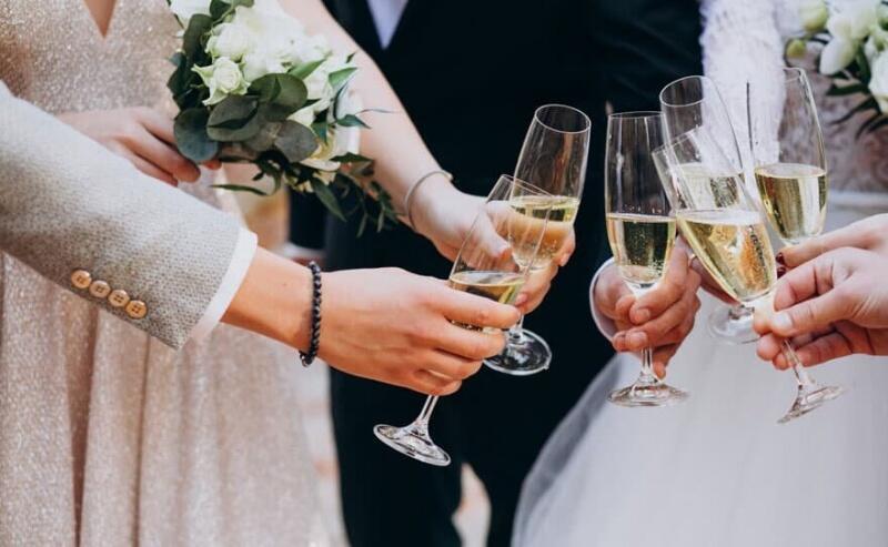 Festas de casamento podem contar com até 100 convidados (Foto: Freepik)