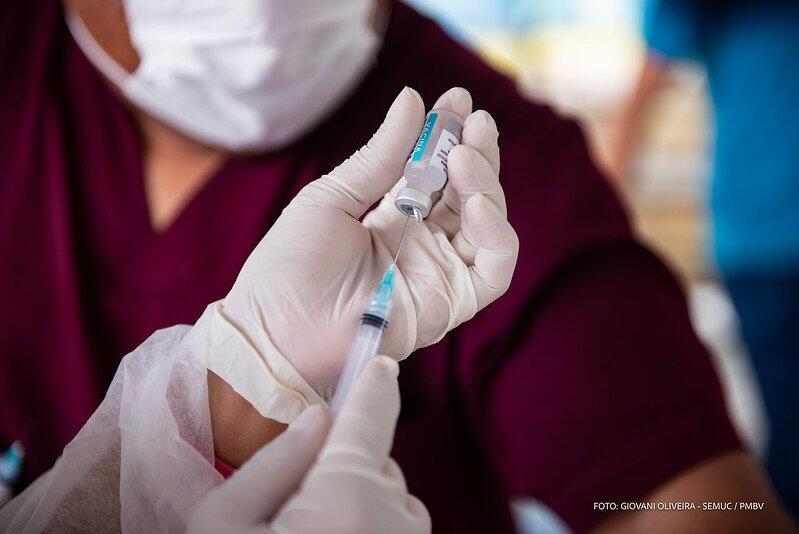 A população-alvo da vacinação contra a gripe que ainda não recebeu as doses contra a Covid-19, deve receber antes a vacina covid-19 e respeitar um intervalo de 14 dias para tomar a da gripe (Foto: Divulgação)