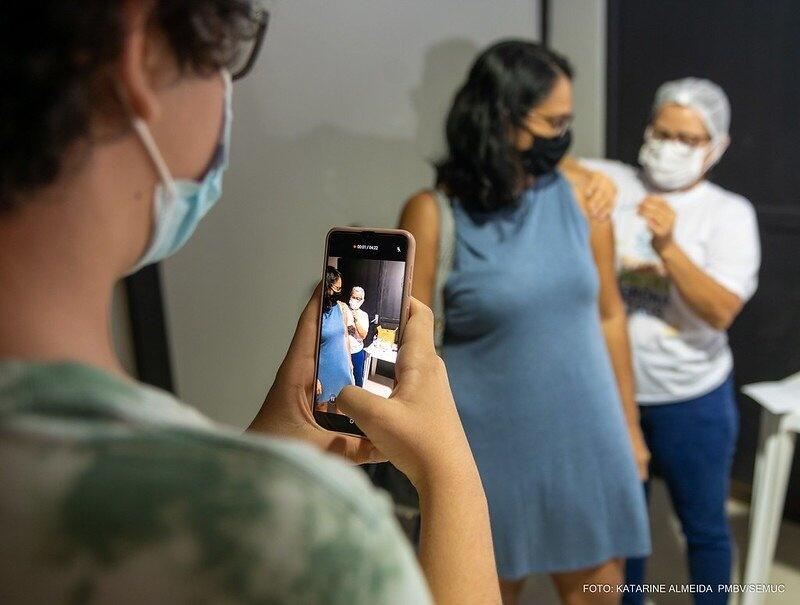 Para vacinar é preciso levar documento oficial com foto e comprovante de residência (Foto: Semuc)