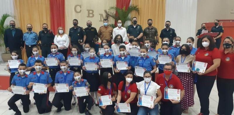 Estudantes eceberam medalhas e certificados pela aprovação em vestibulares, classificação em olimpíadas nacionais e concurso de desenho do CME na tarde desta sexta-feira, 23 (Foto: Divulgação)