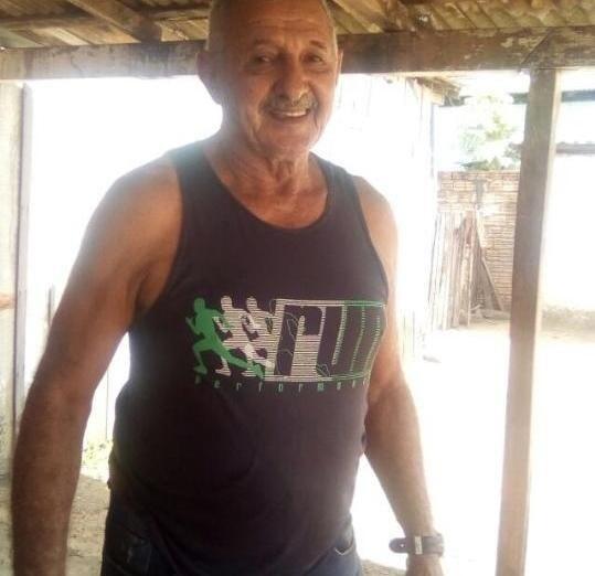 O idoso foi encontrado caído no chão ensanguentado de bruços, sem camisa e com 38 perfurações de arma branca. (Foto: Divulgação)