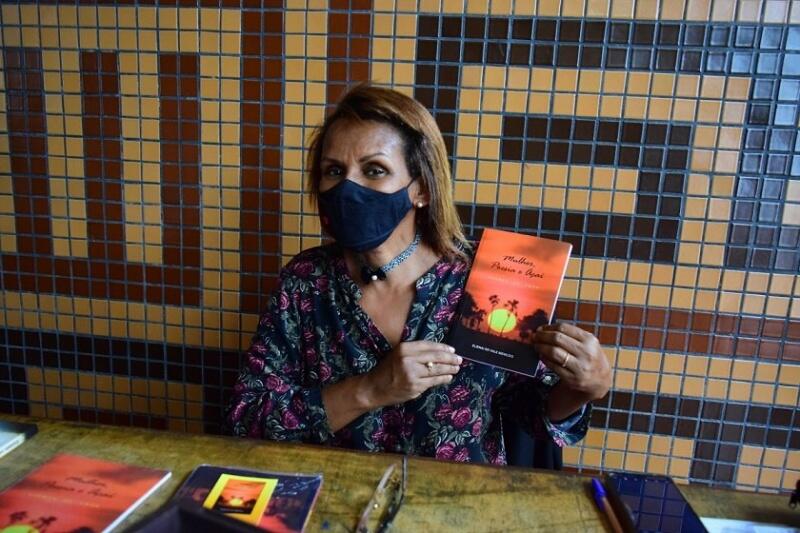 A escritora Elienai Menezes esteve presente para mostrar seus acervo produzidos em Roraima (Foto: Divulgação)