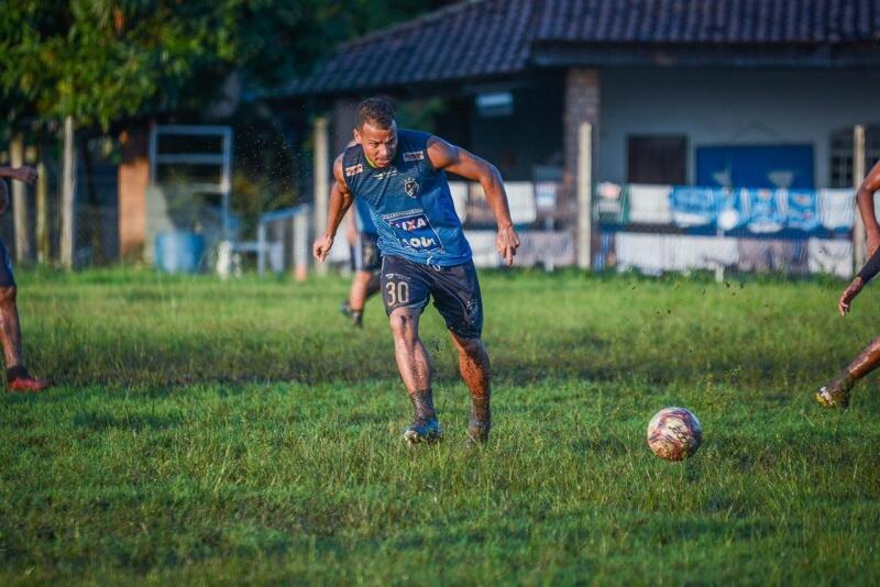 Capitão e cabeça de área Belão marcou seis gols pelo Pássaro Azul (Foto: Hélio Garcia - São Raimundo)