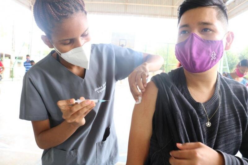 Richardson da Silva, 18, tomando a primeira dose da vacina. (Foto: Diane Sampaio Folha BV)