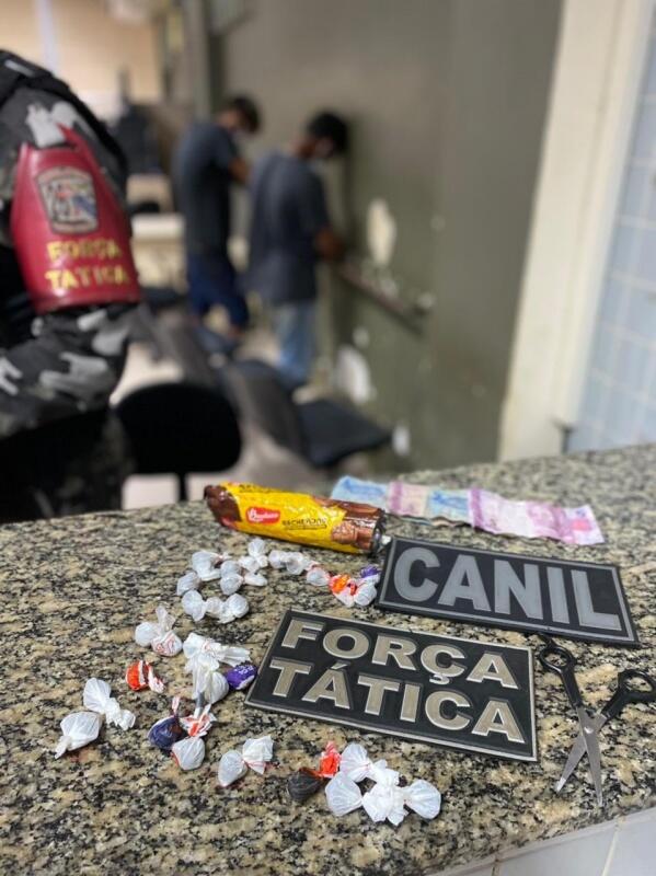 Com eles foram encontrados um celular, 14 reais e 27 invólucros de substancia aparentando ser droga )Foto: PMRR)