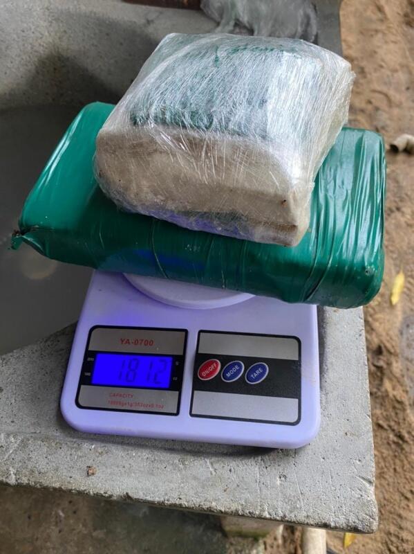A cocaína estava enterrada em uma lata no quintal da residência. (Foto: Divulgação)