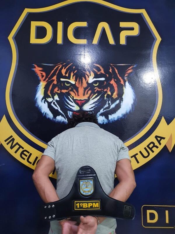 O homem foi encaminhado a Dicap e em seguida ao 5° Distrito Policial pelo crime de tráfico de drogas.