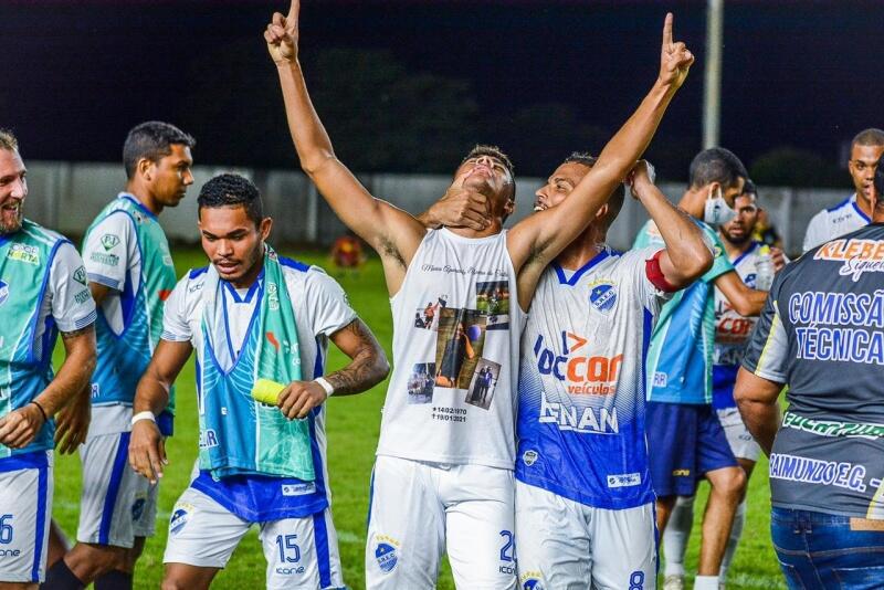 Lateral Rafinha amplia para o Mundão e levanta camisa alusiva para sua mãe. (Crédito: Hélio Garcias - São Raimundo)