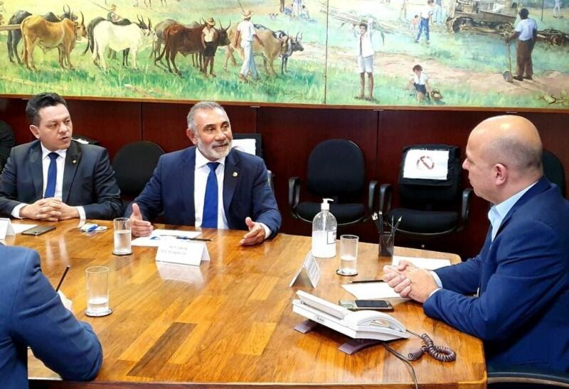 Audiência entre secretário especial Carlos Costa, senador Telmário Mota e deputado federal Ottaci foi realizada nesta terça-feira, em Brasília (Foto: assessoria parlamentar)