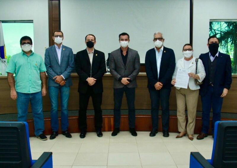 Autoridades locais e da instituição participaram da assinatura do termo de execução (Foto: Divulgação)