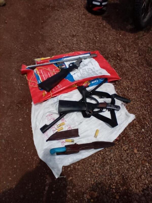 Armas são de calibre 20, estavam desmontadas e enroladas em sacos plásticos com quatro munições intactas. (Foto: Divulgação)