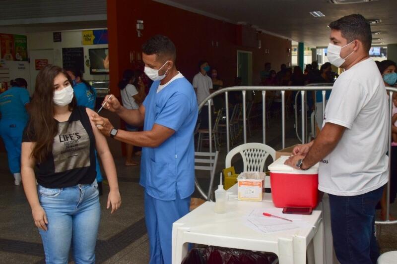 Luísa Vitória de Oliveira, de 17 anos, tomou a primeira dose nesta segunda-feira (Foto: Nilzete Franco/FolhaBV)