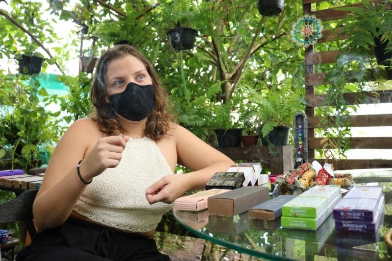 Beatriz Pinho orienta sobre o uso de incensos e alerta para cuidados que devem ser tomados na hora da compra (Foto: Nilzete Franco)