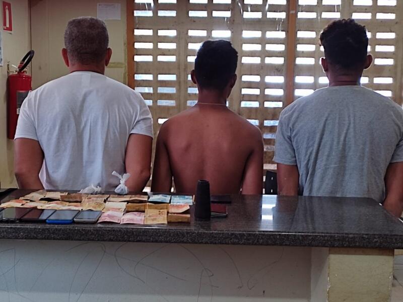 O jovem informou para os policiais que eram utilizados dois apartamentos para a venda de drogas. (Foto: Divulgação)