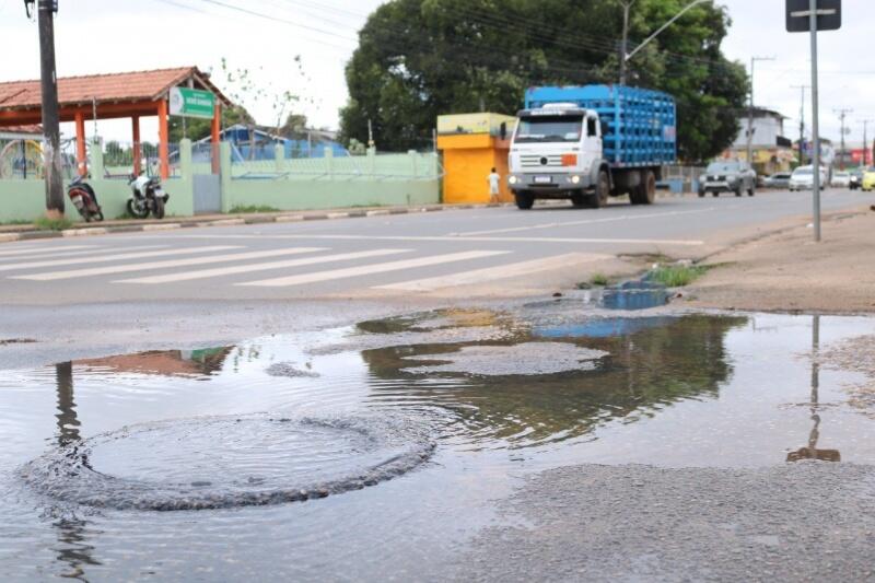 Problema se repete há pelo menos oito anos em frente à escola municipal Vovô Dandãe (Foto: Nilzete Franco)