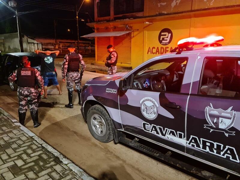 Equipe da Cavalaria durante abordagem nas ruas. (Foto: Divulgação)