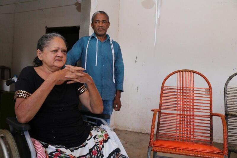 Seu Sebastião e dona Maria estão com a luz cortada desde 2019 (Foto: Nilzete Franco)