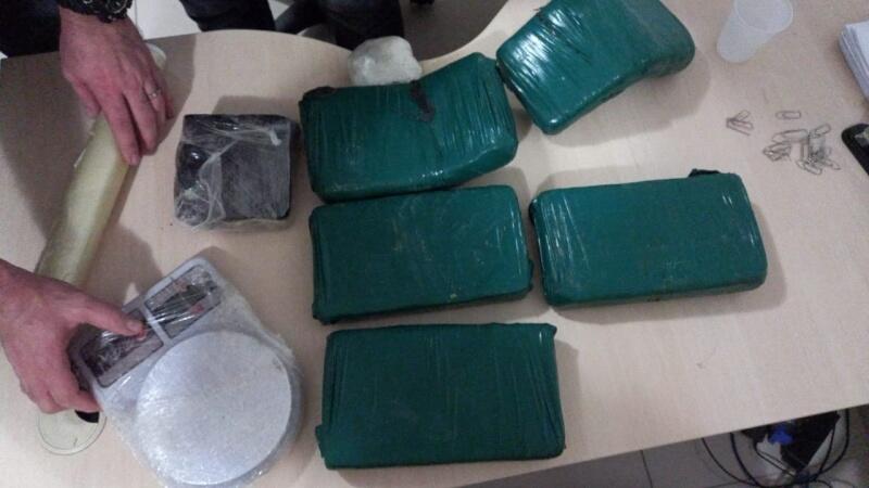 Foram apreendidos 7,350 kg de drogas, a maioria era Cocaína. (Foto: Divulgação)