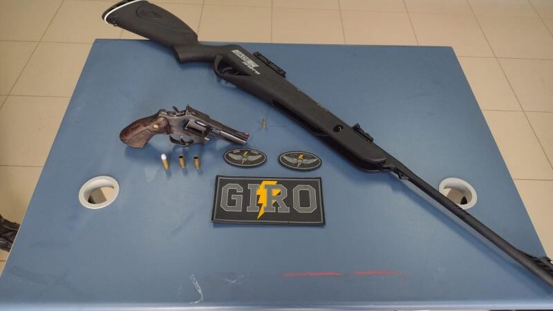 Durante a busca pessoal foi encontrado na cintura do jovem, o revolver com duas munições deflagradas e uma intacta. (Foto: Divulgação)
