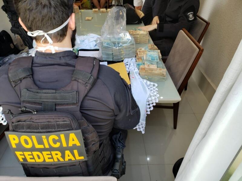 Mais de 575 mil reais em espécie foram apreendidos na casa do genro do ex-deputado durante Operação Suserano (Foto: Divulgação)