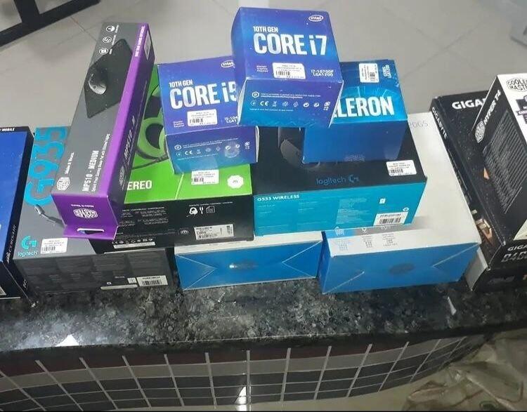 Foram levados vários aparelhos celulares, processadores, placa mãe, fones de ouvido, entre outros objetos. (Foto: Divulgação)