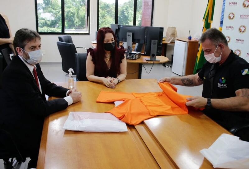 Procuradora-geral de Justiça, Janaína Carneiro Costa, entregou material ao secretário estadual de Justiça e Cidadania, André Fernandes (Foto: Ascom MPRR)