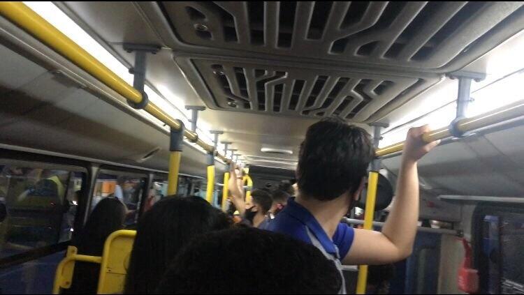 Passageiros têm de enfrentar ônibus lotados, com as janelas fechadas e alguns passageiros sem máscaras (Foto: Divulgação)