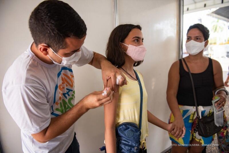 Imunizantes para pessoas acima de 12 anos está disponível nos pontos de vacinação (Foto: Semuc)