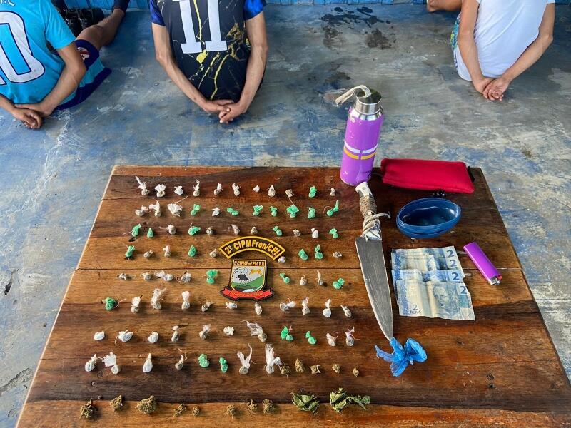 O suspeito relatou ainda que adquiriu o entorpecente em Manaus e que tinha vindo pra vender durante o evento. De acordo com os populares, o conduzido é envolvido em diversos delitos na Comunidade.(Foto: Divulgação)