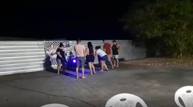 Clientes precisaram pular as grades para sair do Parque Anauá (Foto: Reprodução)